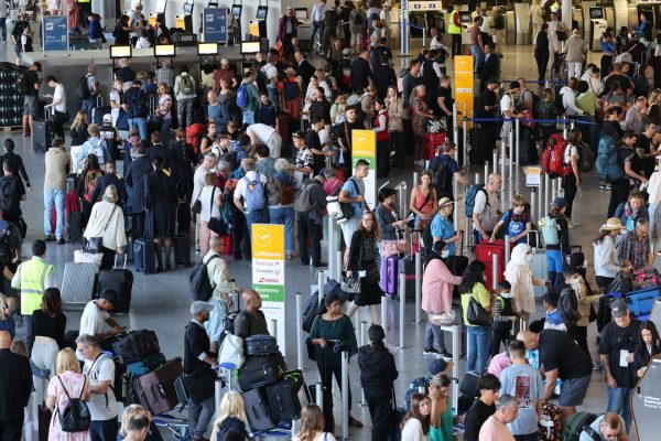 L’aeroporto di Francoforte è stato bloccato da un gruppo di attivisti per il clima
