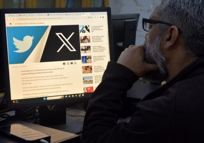 Addestra Grok, l’assistente IA, con i post degli utenti sui social e sul web