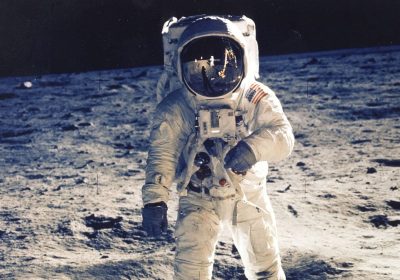 Luna, perché lì il tempo scorre più velocemente e perché è importante calcolare quanto