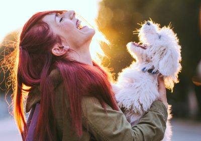 Perché ridiamo? Il libro che risponde a questa domanda (sfatando molto luoghi comuni)