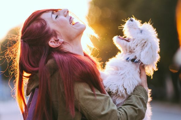 Perché ridiamo? Il libro che risponde a questa domanda (sfatando molto luoghi comuni)