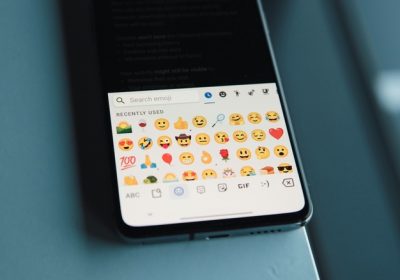Future Tech: La giornata mondiale delle emoji trasforma la frutta in un simbolo politico