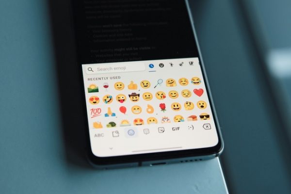 Future Tech: La giornata mondiale delle emoji trasforma la frutta in un simbolo politico