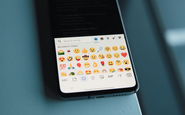 Future Tech: La giornata mondiale delle emoji trasforma la frutta in un simbolo politico