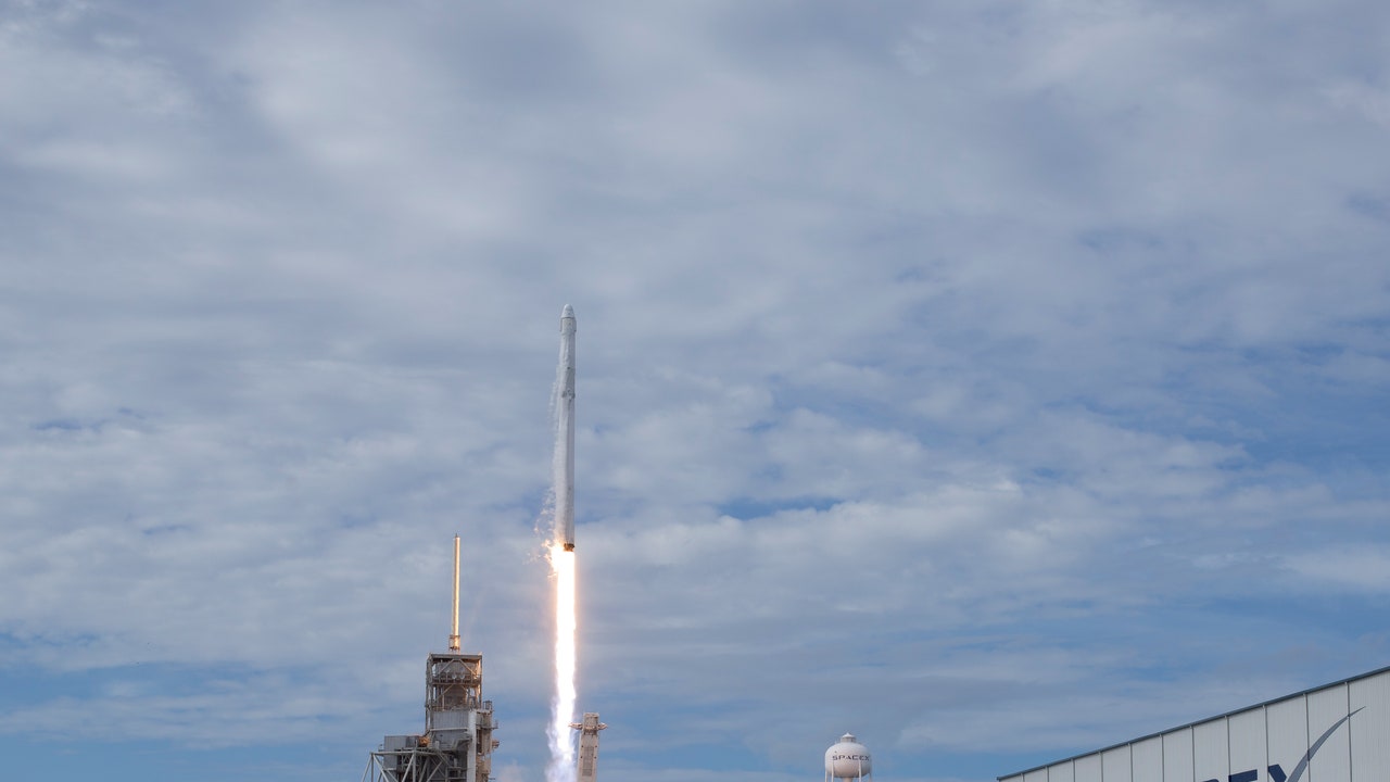 SpaceX, un razzo è esploso nello spazio mentre trasportava alcuni satelliti