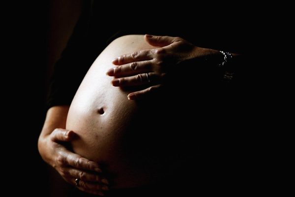 Rendere la maternità surrogata reato universale, la destra fa di tutto