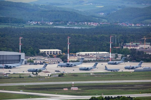 Terrorismo, cosa sappiamo sull’innalzamento dell’allerta nelle basi americane in Europa