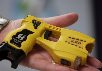 Taser, come funziona e che rischi comporta