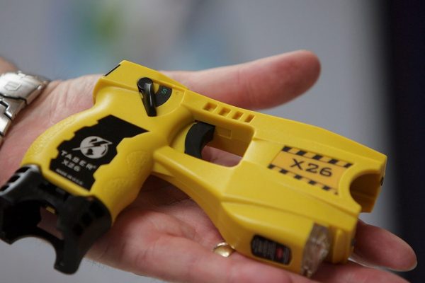 Taser, come funziona e che rischi comporta