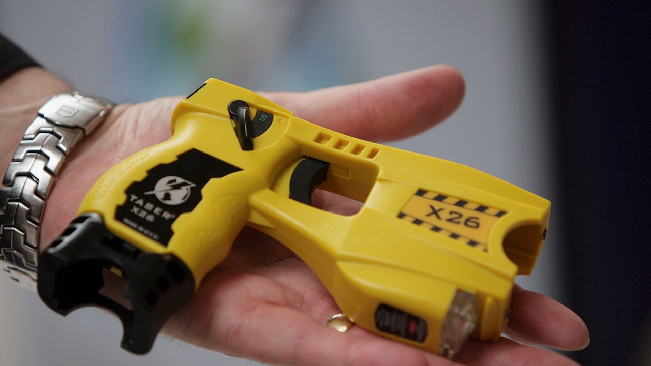Taser, come funziona e che rischi comporta