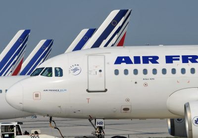 Le restrizioni sui voli sopra la Russia stanno allungando e aumentando i costi dei viaggi aerei