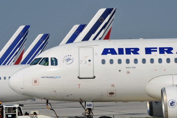 Le restrizioni sui voli sopra la Russia stanno allungando e aumentando i costi dei viaggi aerei