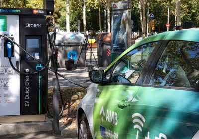 A Barcellona le auto elettriche si caricano con l'energia recuperata dalle frenate della metro
