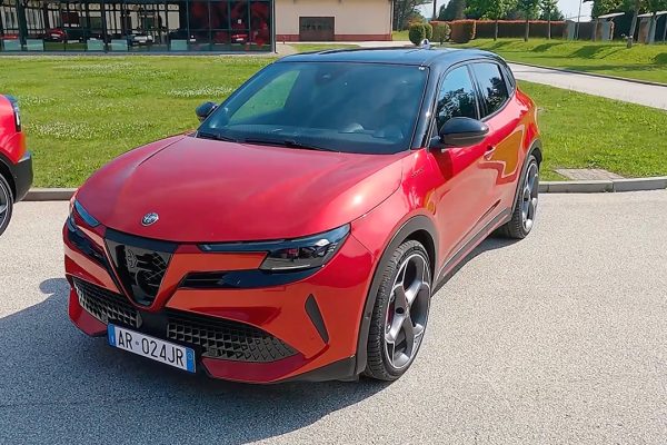 Alfa Romeo Junior Veloce, test drive in pista: 280 CV che divertono davvero
