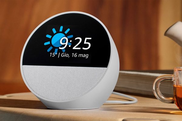 Echo Spot è il nuovo smart display Amazon che puoi tenere sul comodino
