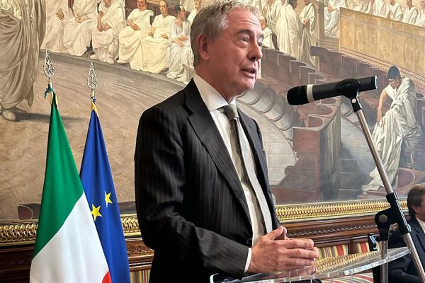 Il ministro Urso: "il governo ha fatto la sua parte, Stellantis no". Minaccia di togliere le risorse PNRR