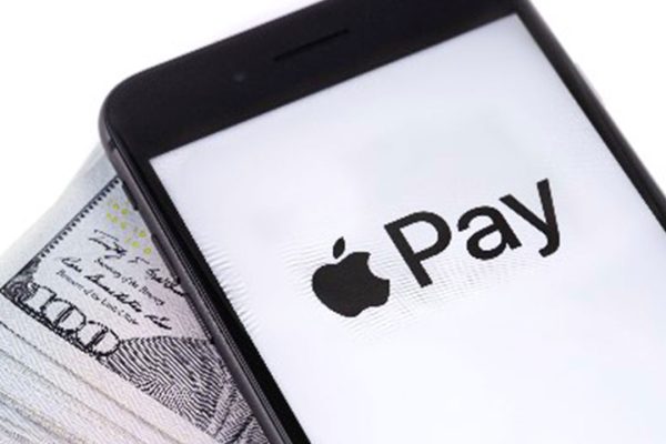 Apple aprirà l'NFC di iPhone a terzi, evitando le sanzioni: firmato l'accordo con l'UE