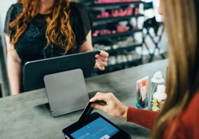 Carte di credito: ecco come le persone cercano di difendersi dalle truffe quando sono all'estero. La ricerca di Visa