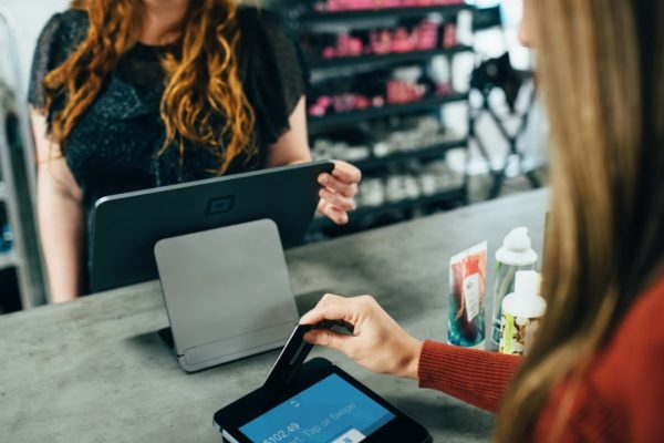 Carte di credito: ecco come le persone cercano di difendersi dalle truffe quando sono all'estero. La ricerca di Visa