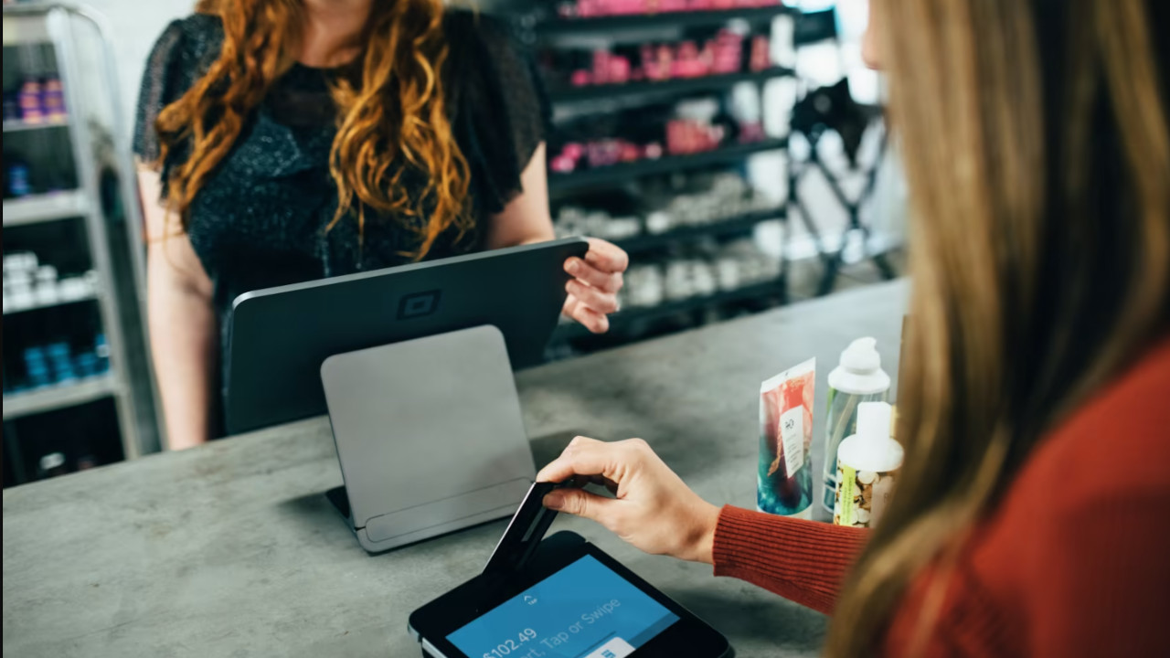 Carte di credito: ecco come le persone cercano di difendersi dalle truffe quando sono all'estero. La ricerca di Visa