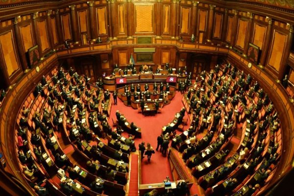 Lega, l’assurda proposta di legge di vietare l’uso del femminile per indicare cariche e atti pubblici