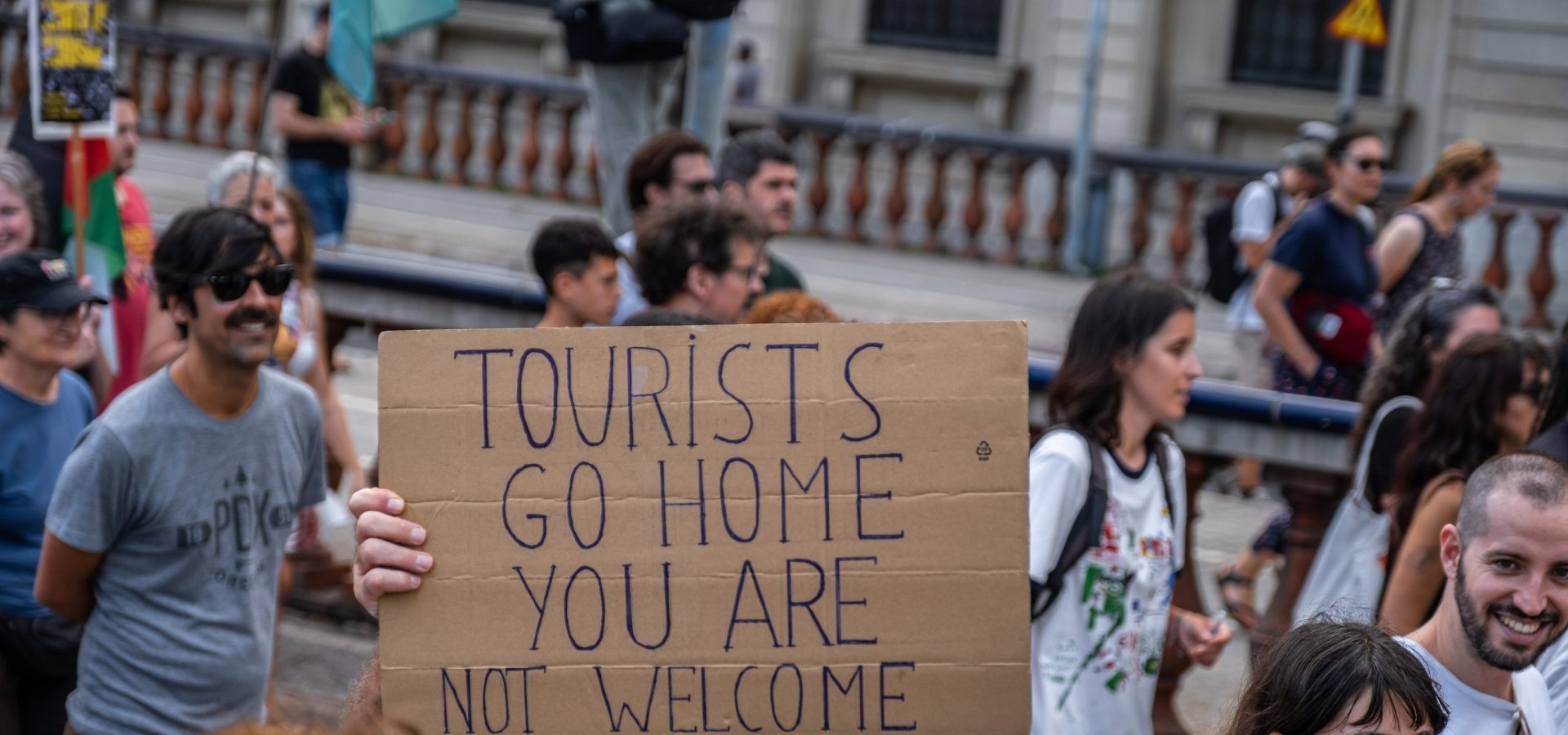 A Barcellona si protesta contro il troppo turismo