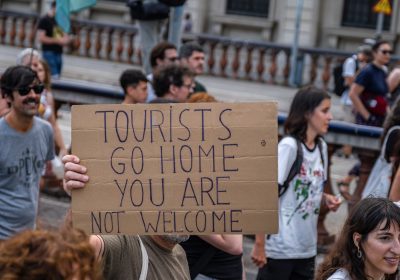 A Barcellona si protesta contro il troppo turismo