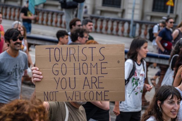 A Barcellona si protesta contro il troppo turismo