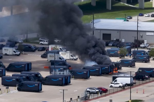 I furgoni elettrici di Amazon prendono fuoco: indagini in corso per scoprire le origini dei roghi