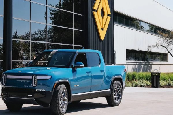 Il CEO di Rivian spiega perché sono fallite le alleanze con Ford e Mercedes, e perché ha scelto Volkswagen