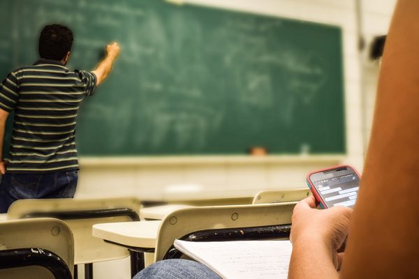 Il ministro Valditara vieta i cellulari a scuola anche per scopo didattico. Ritorna il diario