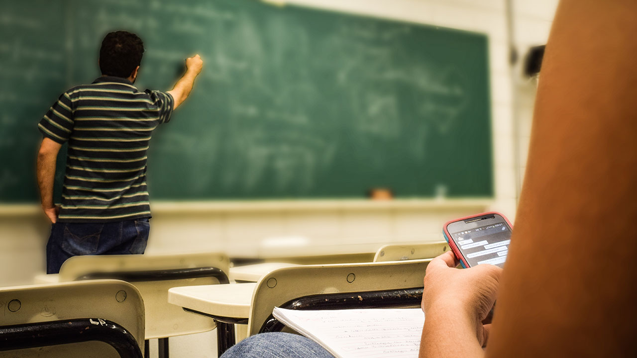 Il ministro Valditara vieta i cellulari a scuola anche per scopo didattico. Ritorna il diario