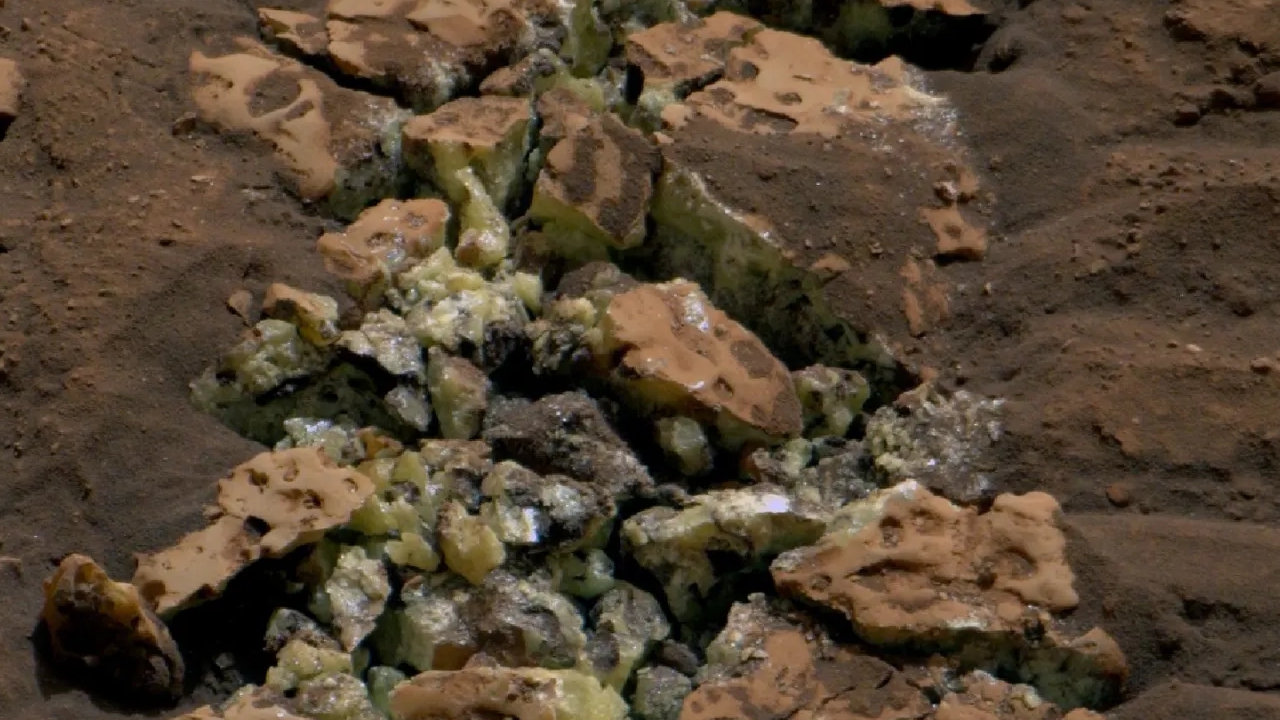 Il rover NASA Curiosity ha trovato dei cristalli di zolfo puro su Marte, per caso