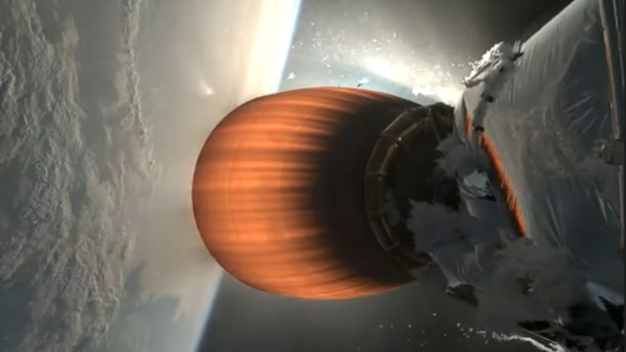 Problema al secondo stadio del razzo spaziale SpaceX Falcon 9: alcuni satelliti Starlink sono rientrati