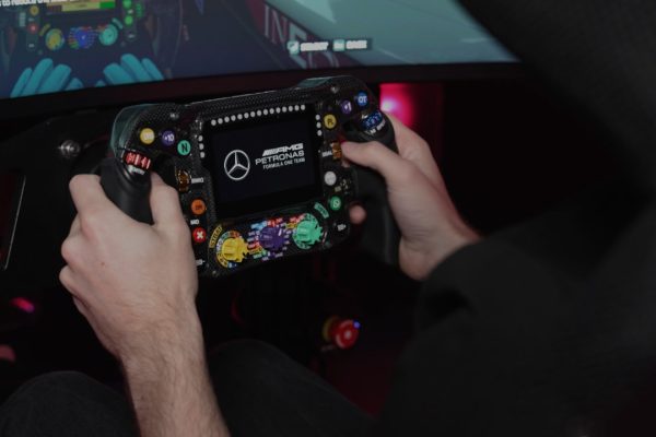 Il volante della Mercedes di F1 è adesso disponibile per tutti i sim racer: ma costa una fortuna!
