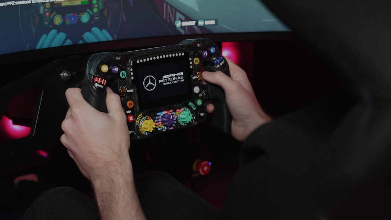 Il volante della Mercedes di F1 è adesso disponibile per tutti i sim racer: ma costa una fortuna!
