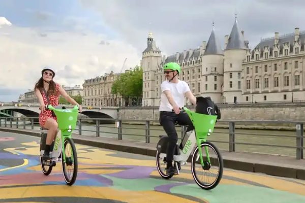 La soluzione di Parigi al traffico delle Olimpiadi: 60 km di ciclabili con colore specifico