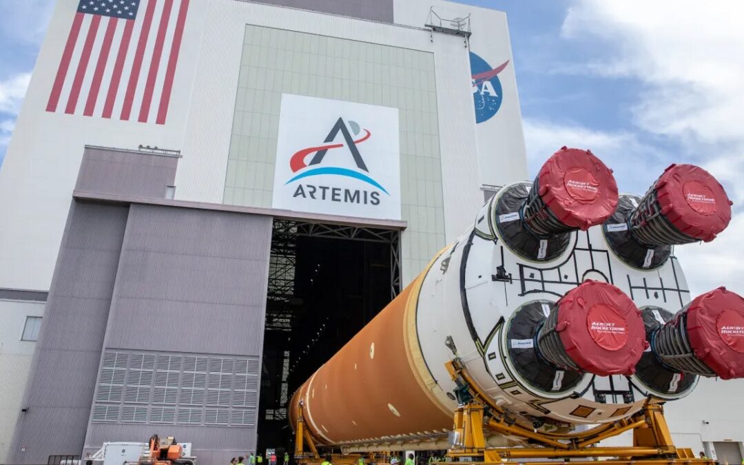 Lo stadio centrale di NASA SLS per la missione Artemis II è arrivato al Kennedy Space Center