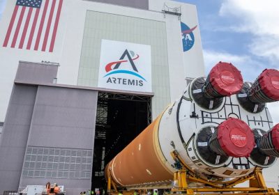 Lo stadio centrale di NASA SLS per la missione Artemis II è arrivato al Kennedy Space Center