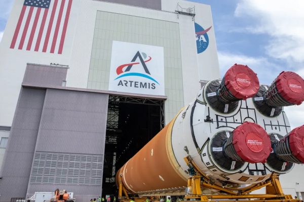 Lo stadio centrale di NASA SLS per la missione Artemis II è arrivato al Kennedy Space Center
