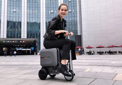 Lo strano caso di una donna multata per aver guidato una valigia scooter