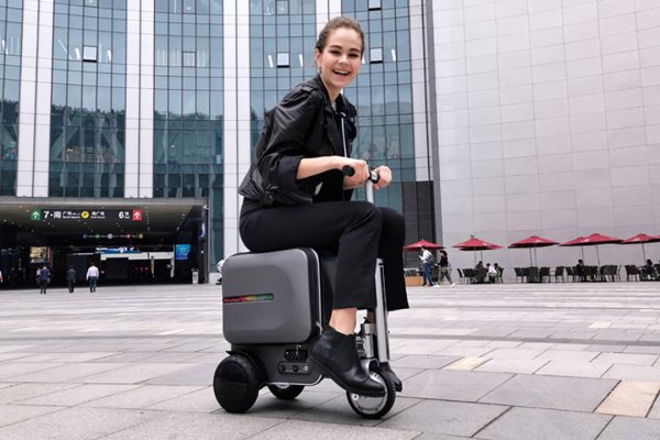 Lo strano caso di una donna multata per aver guidato una valigia scooter