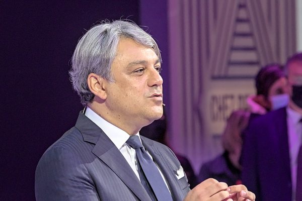 Luca De Meo controcorrente: "sarebbe un errore abbandonare l'elettrico"