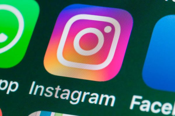 Meta cambia l'etichettatura delle immagini realizzate o modificate con l'IA dopo le lamentele dei fotografi