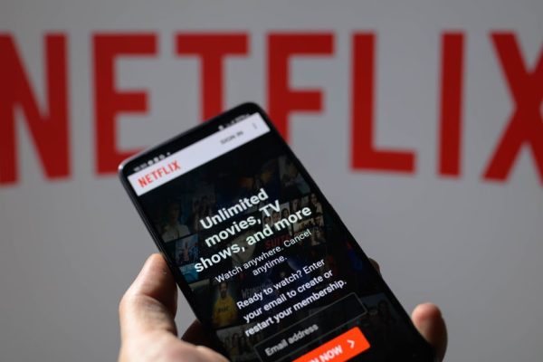Netflix inizia a chiudere il piano base senza pubblicità dei vecchi abbonati