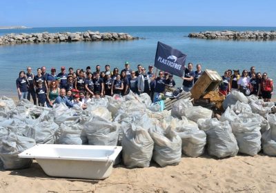 OPPO collabora con Plastic Free per pulire le spiagge italiane. L'iniziativa sarà il 7 luglio a Bari