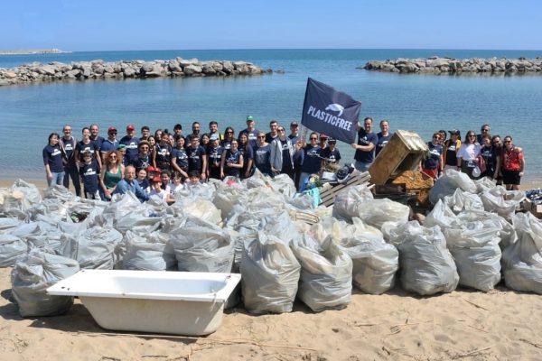 OPPO collabora con Plastic Free per pulire le spiagge italiane. L'iniziativa sarà il 7 luglio a Bari
