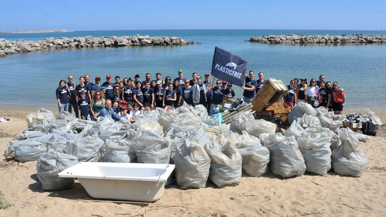 OPPO collabora con Plastic Free per pulire le spiagge italiane. L'iniziativa sarà il 7 luglio a Bari