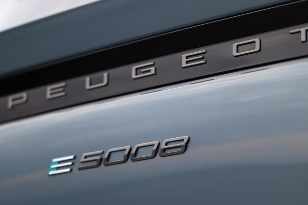 Peugeot E-5008, la 7 posti tutta elettrica