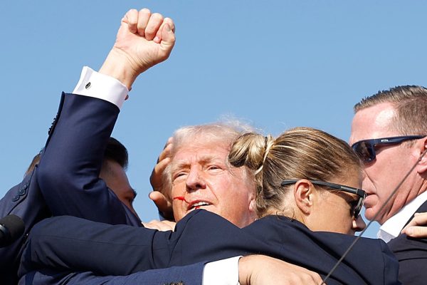 Trump, le teorie del complotto sull’attentato non hanno risparmiato nessuno